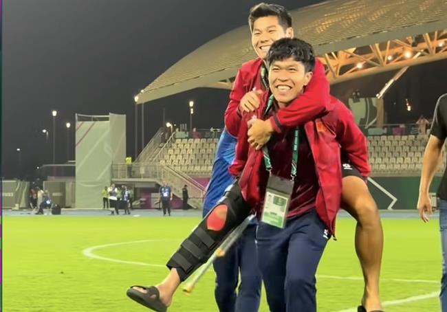 Xúc động hình ảnh Lý Đức cõng Hiểu Minh ăn mừng cùng U23 Việt Nam